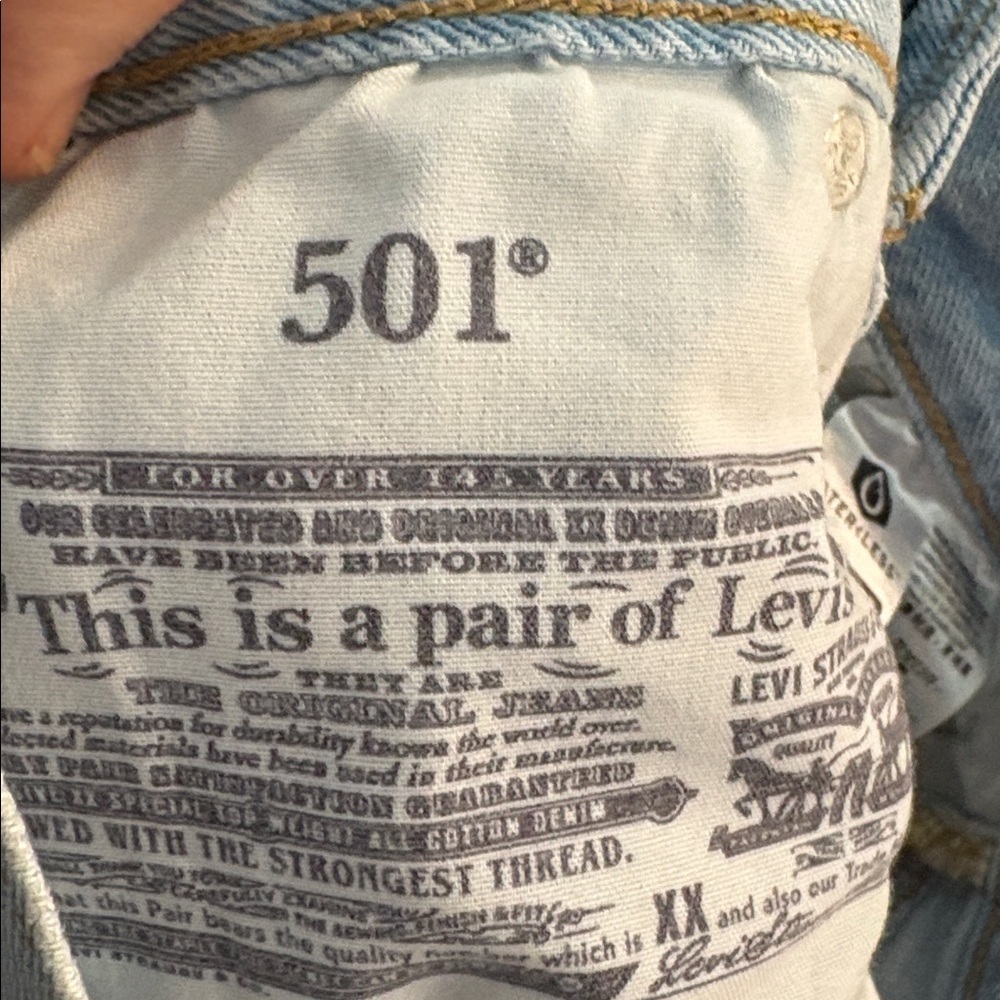 LEVI’S 501 light wash denim shorts size 24 blue raw hem button fly high rise - Picture 9 of 9